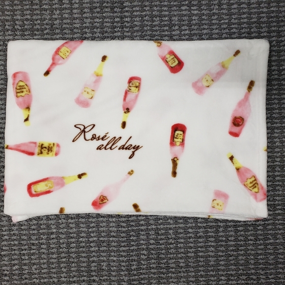 Maison Jules Plush Throw Blanket 70 x 49 Rose All Day Cozy Girls Night Out - Picture 2 of 10